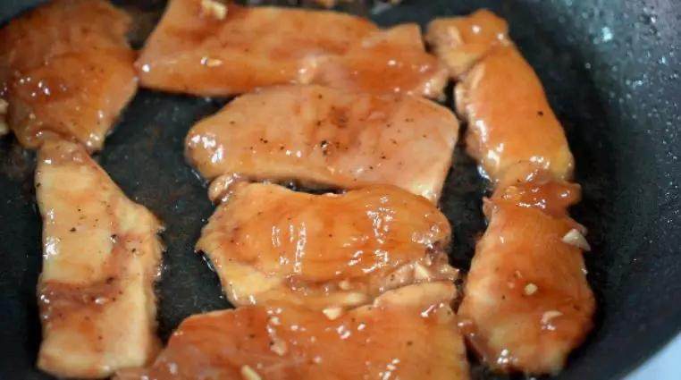 一秒上手的煎鸡柳 柔嫩多汁 增肌减脂,平底锅刷油，将鸡肉两面煎至断生