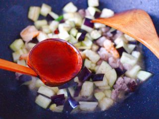 虾仁茄丁打卤面,倒入卤肉汤，没有可以直接放入清水。