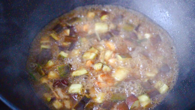 虾仁茄丁打卤面,大火继续炖煮至汤汁浓稠时。