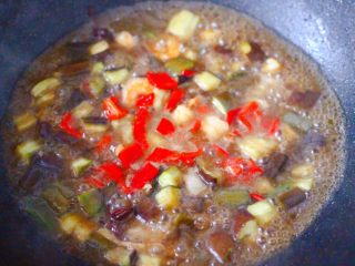 虾仁茄丁打卤面,加入切丁的红椒。