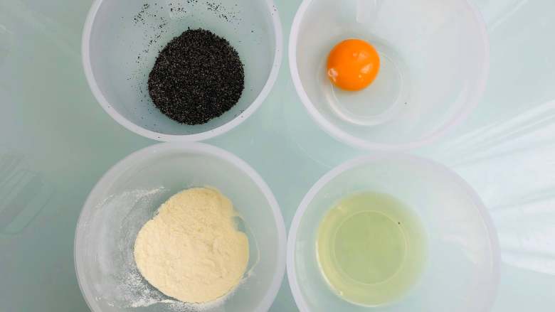 宝宝零食：黑芝麻饼干,先将<a style='color:red;display:inline-block;' href='/shicai/ 9'>鸡蛋</a>的蛋白和蛋黄分离。用无水无油的容器称好材料。