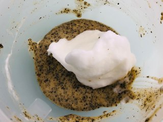 宝宝零食：黑芝麻饼干,再剩下的一半的量的蛋白加到蛋黄糊里，画J字形搅拌混合。第二次混合会比初次好混合的多，混合均匀就好。