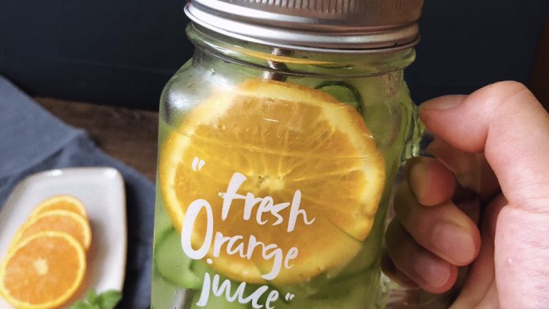 夏日清爽黄瓜水🥒高颜值清暑解渴神水,放入几片甜橙。
香橙的柑橘味和黄瓜的清爽味混在一起超级诱人，有薄荷叶的话可以加几片进去，清新爽口，每天8杯水不再是压力！
