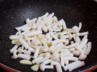 鸡蛋丝瓜汤,放入海鲜菇翻炒至变软