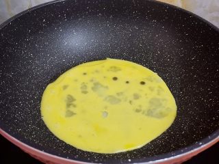 鸡蛋丝瓜汤,锅中倒入少许食用油烧热倒入鸡蛋液，煎成蛋皮