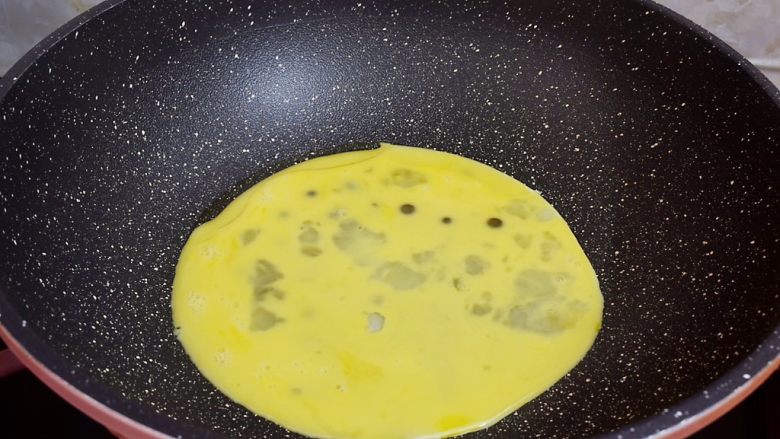 鸡蛋丝瓜汤,锅中倒入少许食用油烧热倒入鸡蛋液，煎成蛋皮