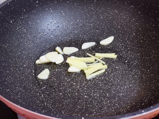 鸡蛋丝瓜汤,原锅再倒入少许食用油烧热后放入蒜片姜丝爆香