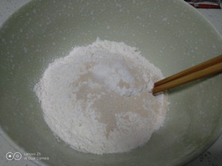 水煎花卷,面粉中放入酵母、1克盐。