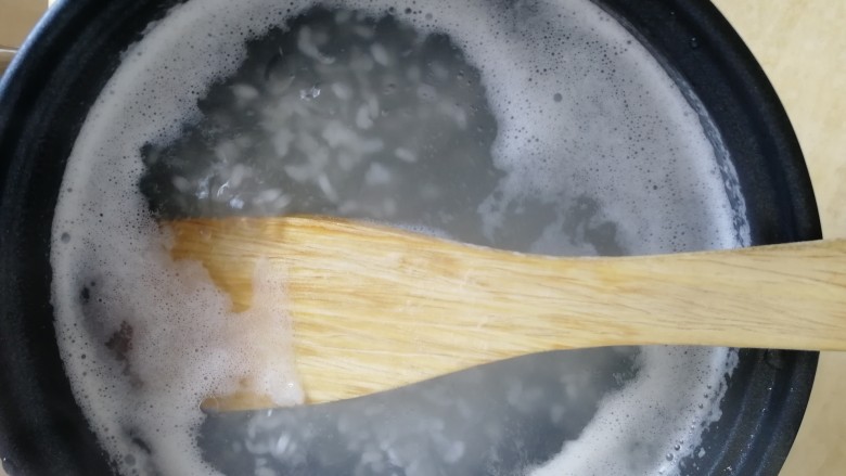 番茄丝瓜补钙粥,搅拌均匀，防止大米粘锅