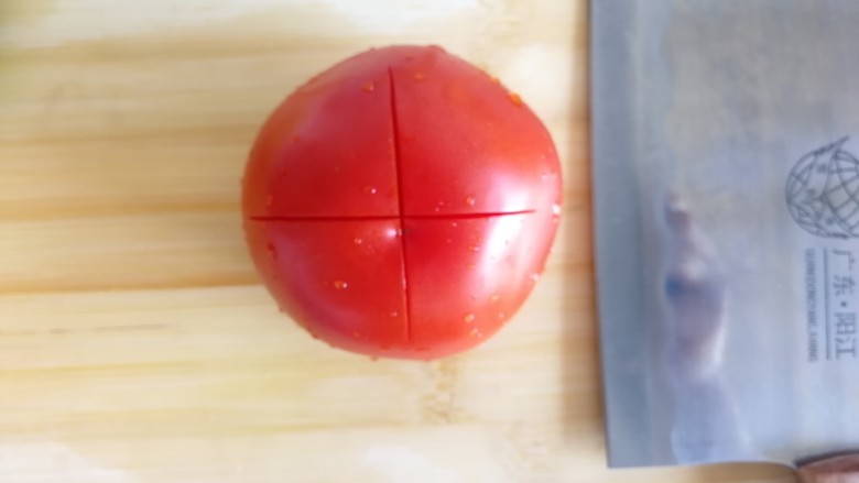 番茄丝瓜补钙粥,西红柿，切十字刀，尽量往下切一点