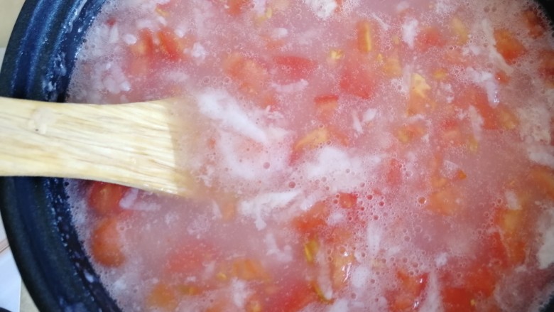 番茄丝瓜补钙粥,搅拌均匀，等锅再次煮开