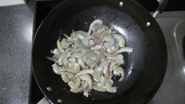 茄汁大虾,将虾倒入油锅，炸至两面金黄