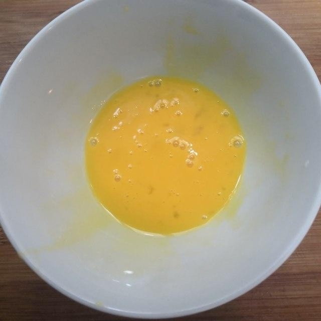 西兰花玉米鸡肉糕,把剩下的蛋黄搅拌均匀
