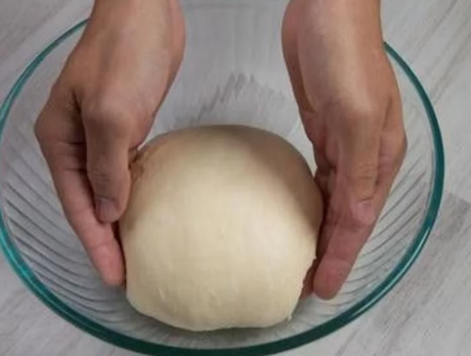 薯泥沙拉餐包,材料揉至麵糰光滑，揉麵糰拉开会產生薄膜