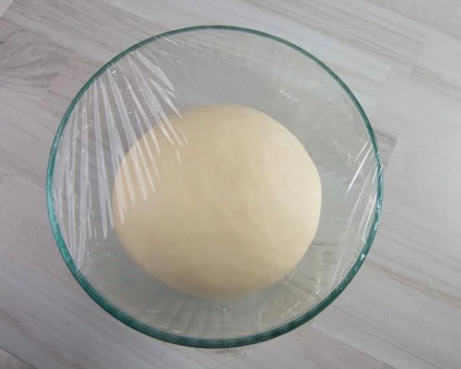薯泥沙拉餐包,室温28度C下进行基本发酵，时间约60分鐘。可盖上保鲜膜或湿布防止乾皮喔！