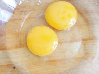 西红柿榨菜蛋汤,鸡蛋打入碗内