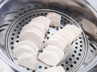 芋泥肉松泡芙,冷水上锅，大火上气后转中小火蒸10-15分钟
