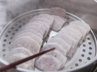 芋泥肉松泡芙,用筷子可以轻松穿过芋头片即可关火
