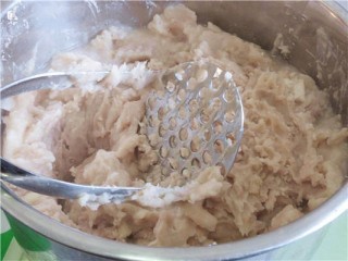 芋泥肉松泡芙,制作玉米肉松:将蒸好的芋头，加入细砂糖和牛奶，用压泥器压成芋头泥