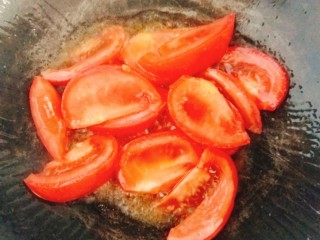 西红柿榨菜蛋汤,放入切好的西红柿煸炒出汁