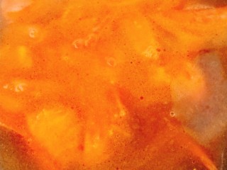 西红柿榨菜蛋汤,放入适量水
