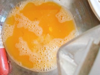 西红柿榨菜蛋汤,打散的鸡蛋放入些水（这样鸡蛋会很嫩）