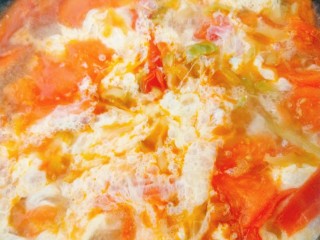 西红柿榨菜蛋汤,锅内水开后倒入鸡蛋