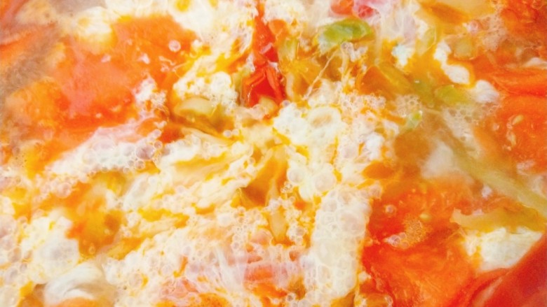 西红柿榨菜蛋汤,锅内水开后倒入鸡蛋