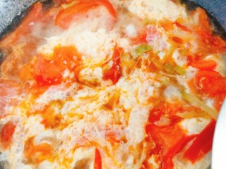 西红柿榨菜蛋汤,放入些鸡精（不喜欢吃的鲜的可以不放鸡精）