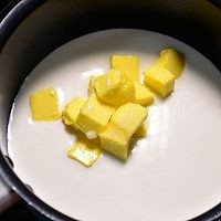 芋泥肉松泡芙,制作泡芙体:黄油、牛奶、细砂糖、盐一起倒进小奶锅中，煮至微微沸腾，关火