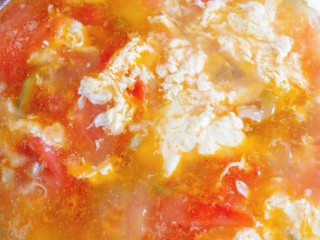 西红柿榨菜蛋汤,烧开后就可以盛出来了