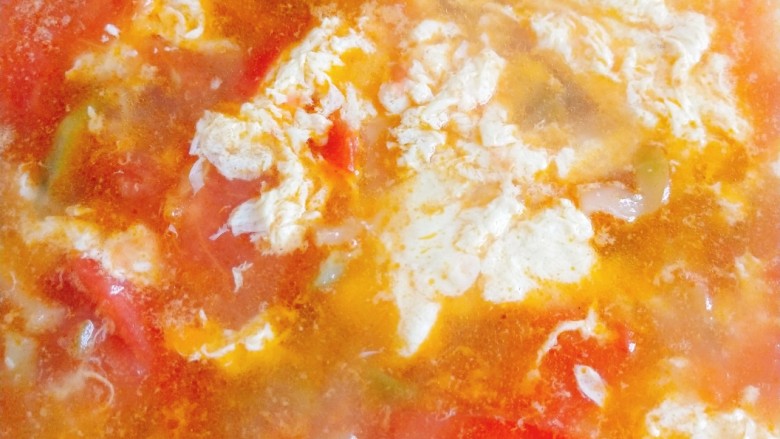 西红柿榨菜蛋汤,烧开后就可以盛出来了