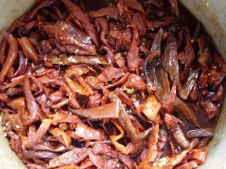 川味调味料一糍粑海椒,干海椒二荆条用水洗一下，放锅中加水煮沸后关火，泡一小时。