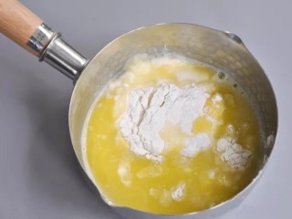 芋泥肉松泡芙,加入过筛的低筋面粉，用刮刀搅拌到没有干粉的状态
