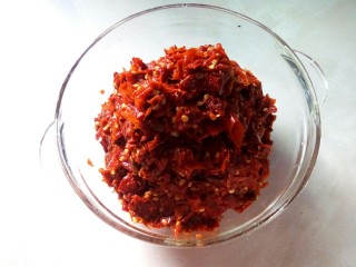 川味调味料一糍粑海椒,装入调味碗中。