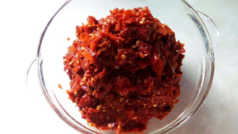 川味调味料一糍粑海椒,装入调味碗中。