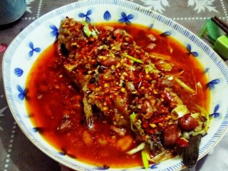 川味调味料一糍粑海椒,用糍粑海椒调味做的川香鲫鱼。