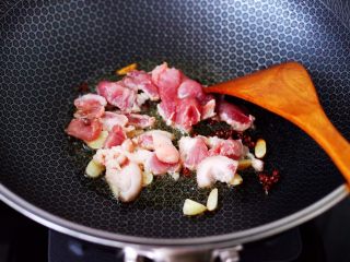 菜心红椒炒肉片,加入猪肉片大火快速翻炒。