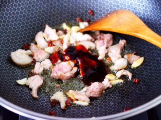 菜心红椒炒肉片,看见猪肉片变色后，倒入蚝油。