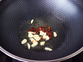 菜心红椒炒肉片,锅烧热后，倒入花生油，烧至六成熟时，小火慢慢炸香花椒后，大火爆香蒜片。