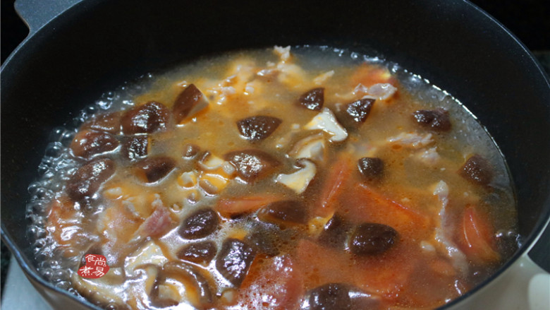 番茄蘑菇瘦肉汤,大火煮6分钟左右；