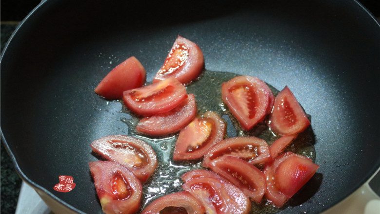 番茄蘑菇瘦肉汤,烧热锅，倒入食用油，倒入番茄翻炒出沙；
