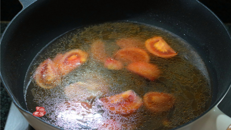 番茄蘑菇瘦肉汤,加入3碗开水，继续大火煮沸，遮上锅盖，煮至汤汁浓郁；
