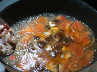 番茄蘑菇瘦肉汤,倒入腌制过的肉片和焯过水的蘑菇；