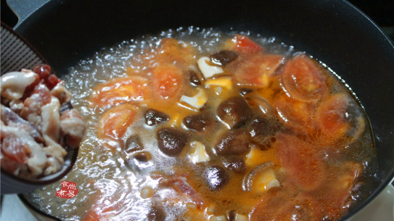 番茄蘑菇瘦肉汤,倒入腌制过的肉片和焯过水的蘑菇；