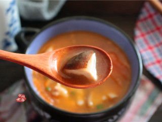 番茄蘑菇瘦肉汤,很简单吧？既是汤，又是菜，酸甜开胃很营养，老人孩子一样喜欢吃。
