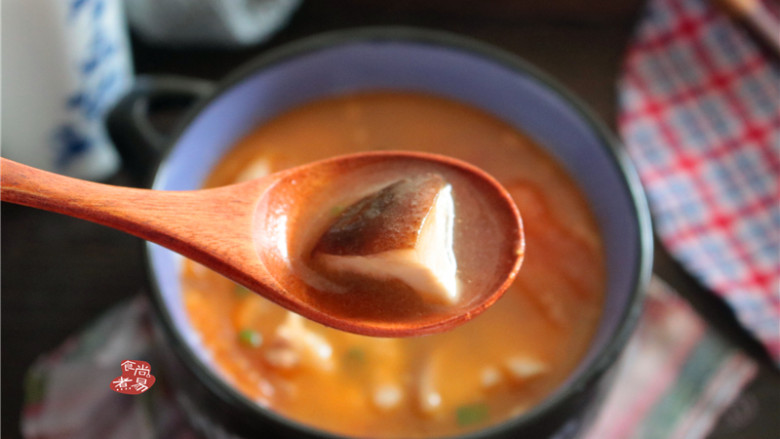 番茄蘑菇瘦肉汤,很简单吧？既是汤，又是菜，酸甜开胃很营养，老人孩子一样喜欢吃。