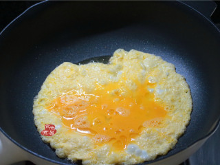黄瓜木耳炒鸡蛋,热锅，倒入食用油，将蛋液倒入锅中，大火煎成蛋片，用筷子划散后盛出待用；