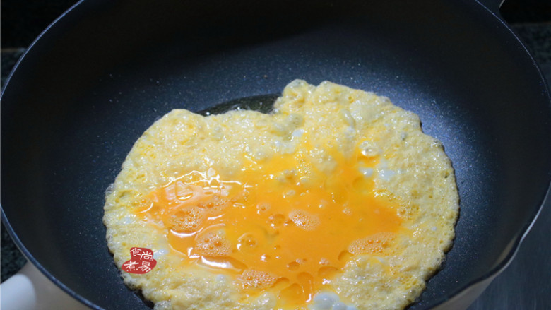 黄瓜木耳炒鸡蛋,热锅，倒入食用油，将蛋液倒入锅中，大火煎成蛋片，用筷子划散后盛出待用；