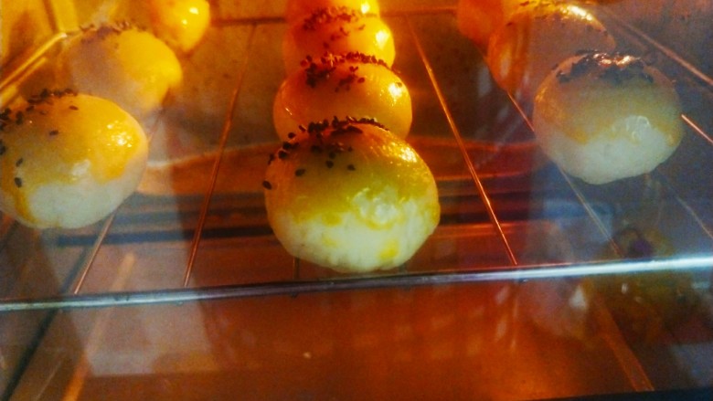 最美蛋黄酥,撒上芝麻，放入烘箱，180度烤20分钟即可